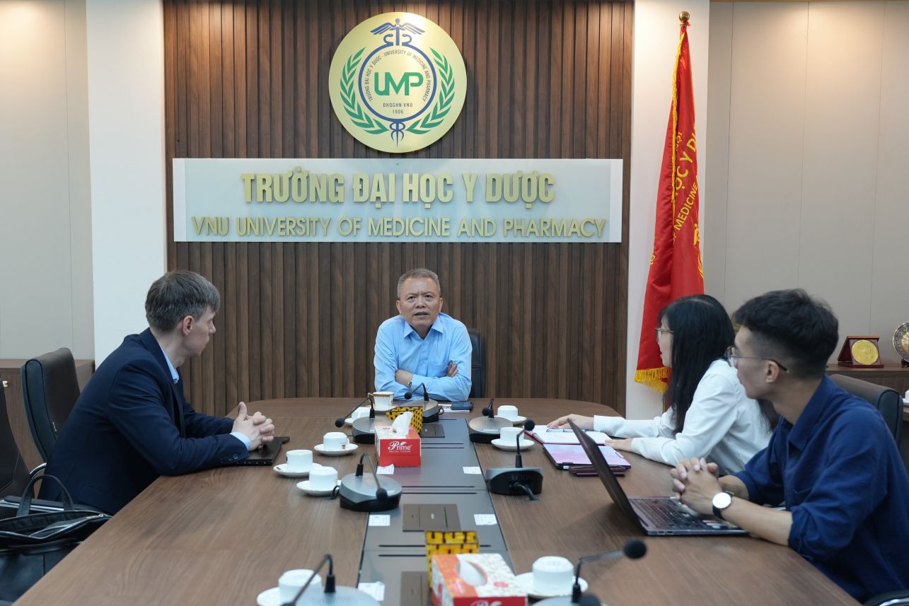 Trường Đại học Y Dược tiếp và làm việc với chuyên gia từ Trung tâm Nghiên cứu và thực hành lâm sàng về công nghệ chẩn đoán và y học Nga